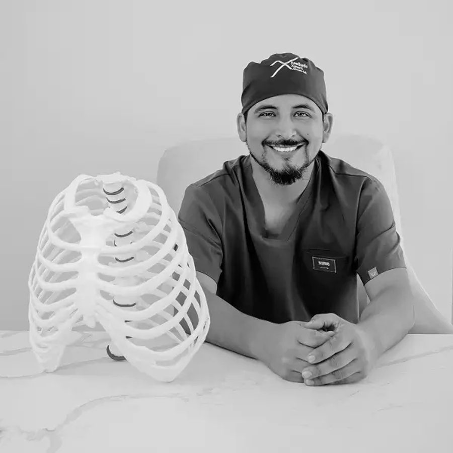 Dr. Raúl Manzaneda Cipriani con un modelo anatómico de la caja torácica