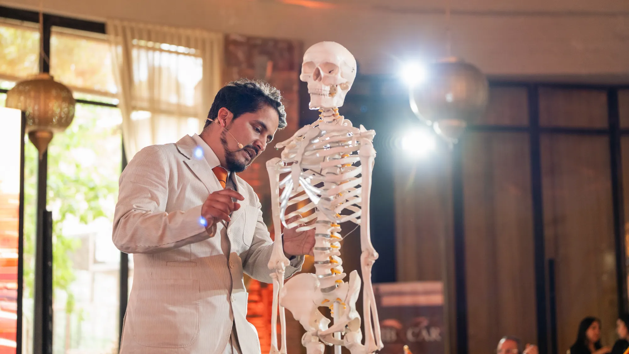 El Dr. Manzaneda señala la caja torácica en un modelo anatómico